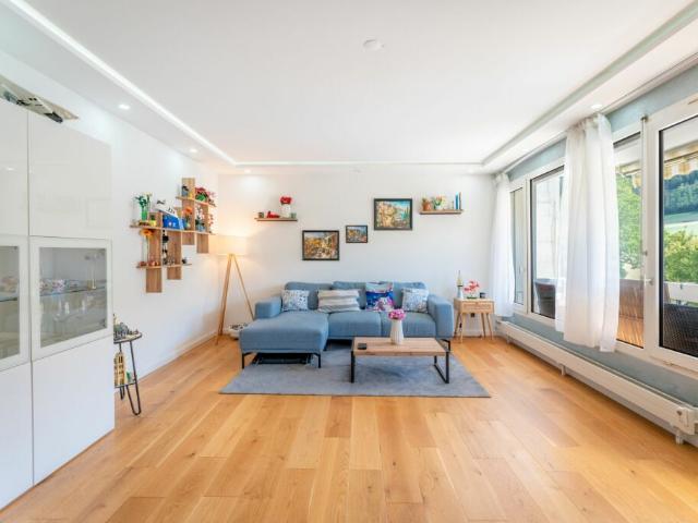 Schön renovierte 3.5 Zimmer Wohnung ideal für Singles, Paare & Pendler