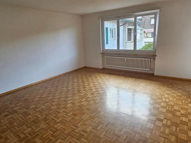 Schön renovierte 3.5 Zimmer Wohnung mit 65m2 Wohnfläche und Balkon in den ruhigen Innenhof