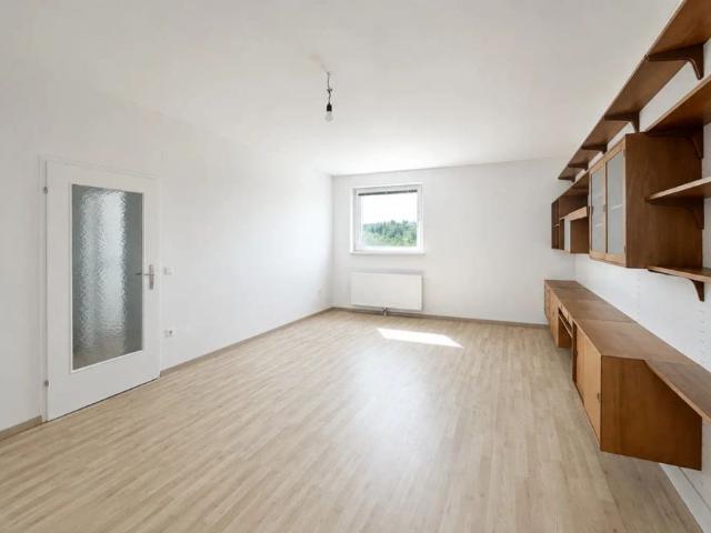schön saniert & sofort bezugsbereit! perfekt geschnittene 2 Zimmer Wohnung mit verglaster Loggia