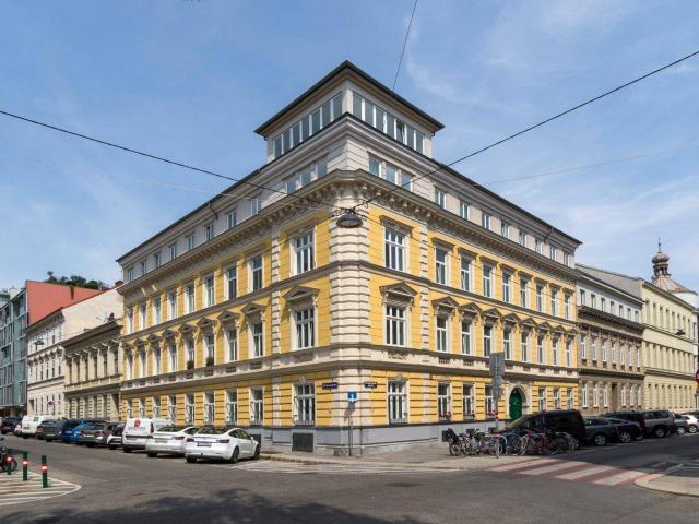 Schönbrunn Nähe! Helle Wohnung in gepflegter Jahrhundertwendeliegeschaft!