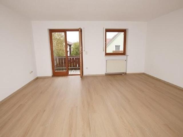 Großzügige 3,5 Zimmer Wohnung mit Balkon und Garage