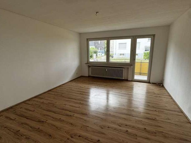 schöne 3 Zi Whg mit Balkon, Stellplatz