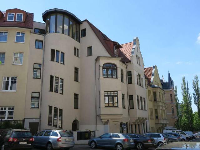 Schöne 3 Zi Wohnung mit Balkon, Laminat, off. Küche, Wannenbad in der südl. Innenstadt