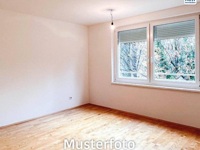 Schöne 3 Zimmerwohnung mit Terrasse in einem zentral gelegenen Wohnhaus befristet vermietet mit Potential