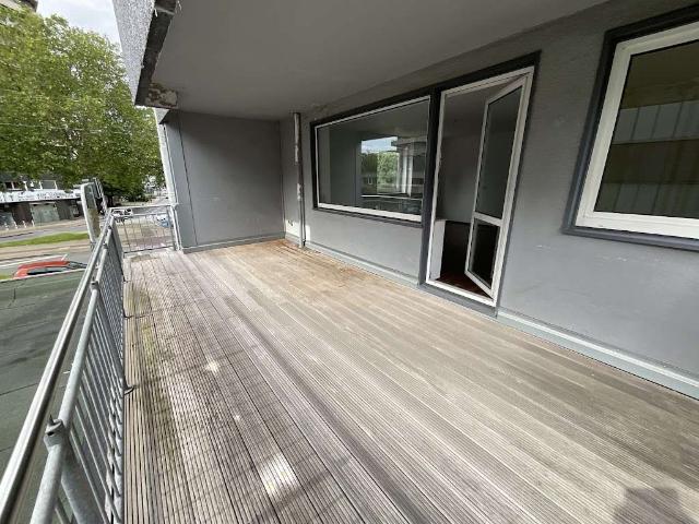 Schöne 3 Zimmerwohnung mit großem Balkon in zentraler Lage
