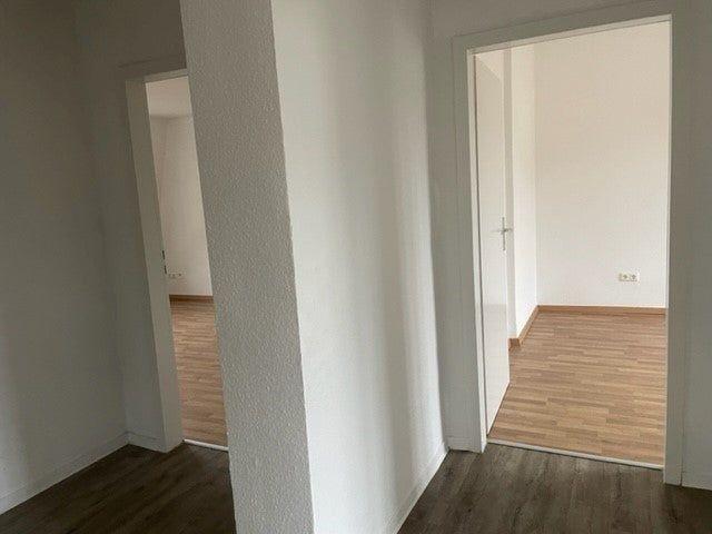 Schöne 3 Zimmerwohnung mit modernisierten Tageslichtbad und Laminat.