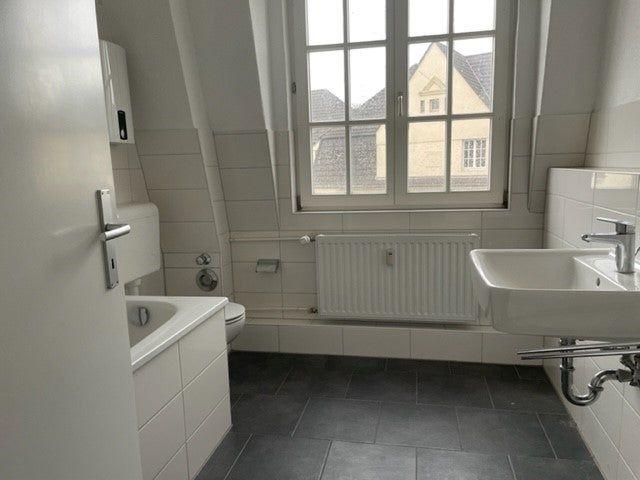Schöne 3 Zimmerwohnung mit modernisierten Tageslichtbad und Laminat.