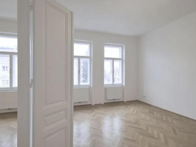 Schöne 3 Zimmer Altbau Wohnung mit Balkon