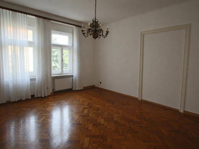 Schöne 3 Zimmer Altbauwohnung!