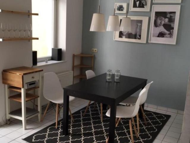 Schöne 3 Zimmer Altbauwohnung mit Balkon WG geeignet