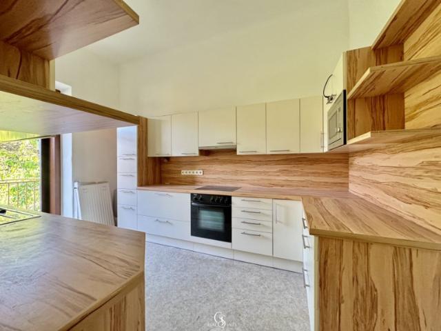 Schöne 3 Zimmer Albauwohnung mit Balkon in zentraler Lage