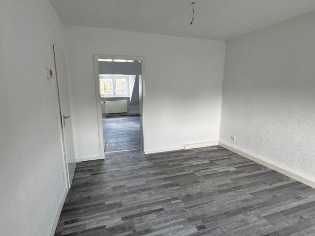 Schöne 3 Zimmer Dachgeschosswohnung in Essen Altendorf. Renoviert und bezugsfertig!