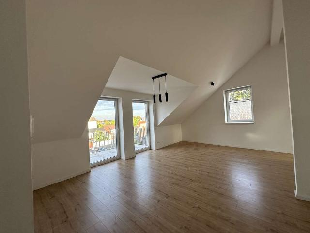 Schöne 3 Zimmer Dachgeschosswohnung mit EBK!