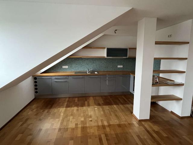 Schöne 3 Zimmer Dachgeschosswohnung mit offenem Grundriß mit Balkon in Röfingen
