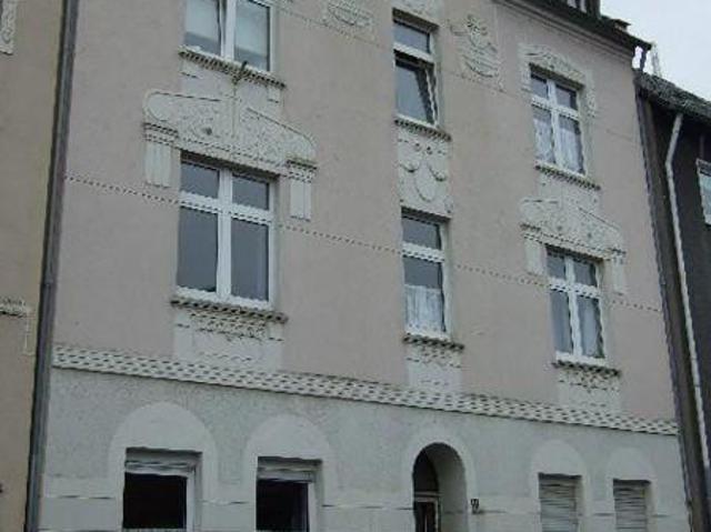 Schöne 3 Zimmer Wohnung im Altbaustil