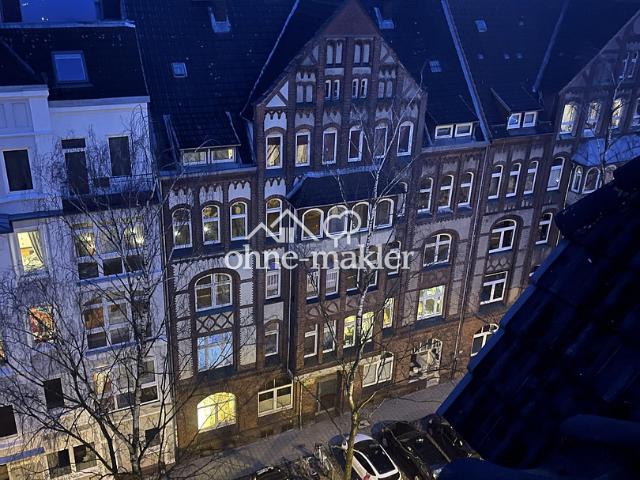 Schöne 3 Zimmer Wohnung in Holtenauer Straße in denkmalgeschütztem Haus mit weißer EBK