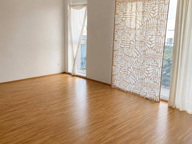 Schöne 3 Zimmer Wohnung mit Balkon, Tiefgarage & Fitnessraum