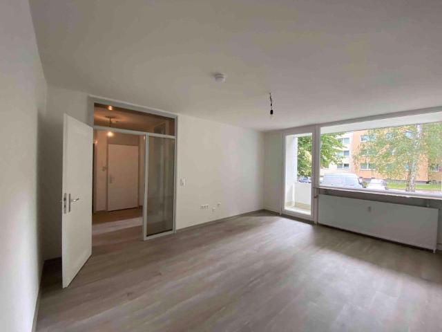 schöne 3 Zimmer Wohnung mit großem Wohnzimmer und frisch renoviert