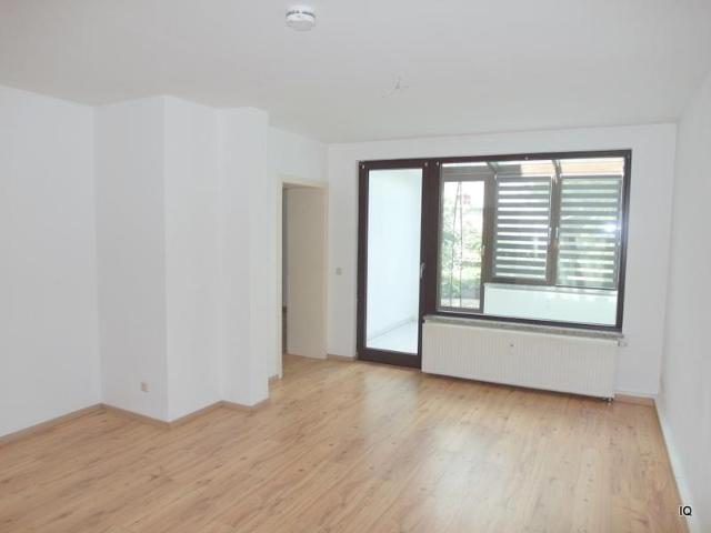 Schöne 3 Zimmer Wohnung mit Laminatboden, Wintergarten und Terrasse * Einbauküche bereits integriert