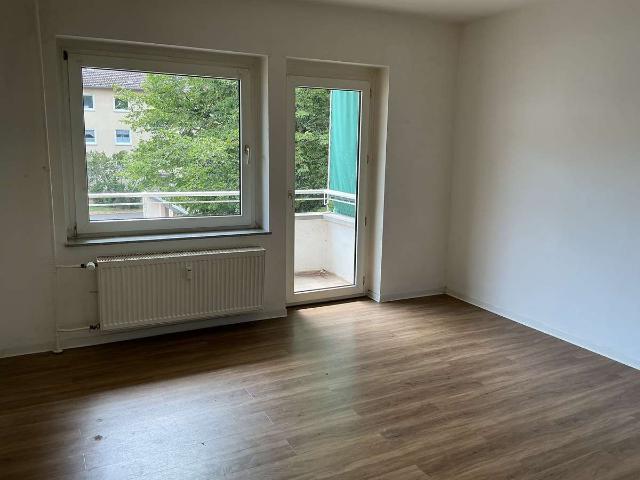 Schöne 3 Zimmer Wohnung mit Tageslichtbad und Balkon in Hanau Großauheim zu vermieten