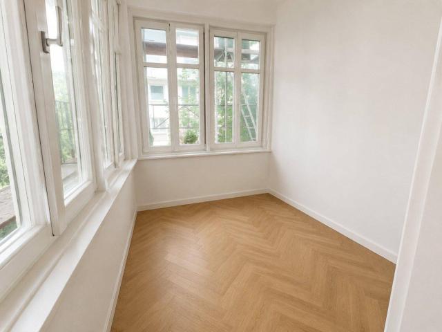 Schöne 3 Zimmer Wohnung mit verglaster Innenhof Loggia in exklusiver Lage in Wien Gersthof!