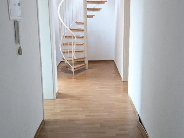 Schöne 3 Raum Maisonette Wohnung, mit großzügigen Räumen und Badezimmer mit Taglicht und Badewanne