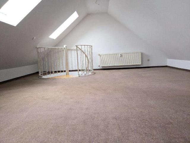Schöne 3 Raum Maisonette Wohnung, mit großzügigen Räumen und Badezimmer mit Taglicht und Badewanne