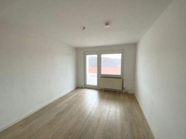 Schöne 3 Raum Wohnung mit Balkon und herrlichem Blick über Elsterberg