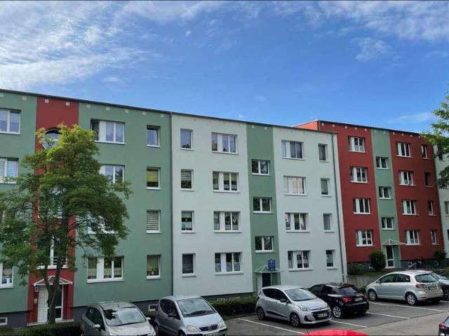 Schöne 3 Raumwohnung mit Balkon und Badewanne zentral gelegen!