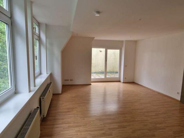 Schöne 3 RW im Dachgeschoß mit Einbauküche, Dachterrasse, Gäste WC, PKW Stellplatz und Keller