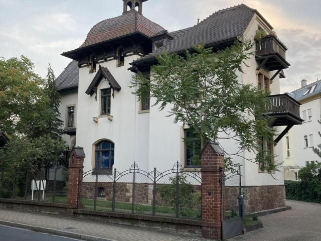 Schöne 1 Zimmer Dachgeschosswohnung in denkmalgeschützter Villa in zentraler Lage von Radebeul