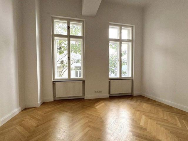 Schöne 2,5 Zimmer 72m² Altbauwohnung mit Einbauküche in ruhiger Innenhoflage! WG geeignet
