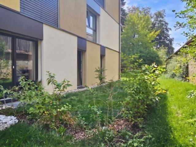 Schöne 2,5 Zimmer Wohnung mit Reihenhäusern und Garten in Couvet