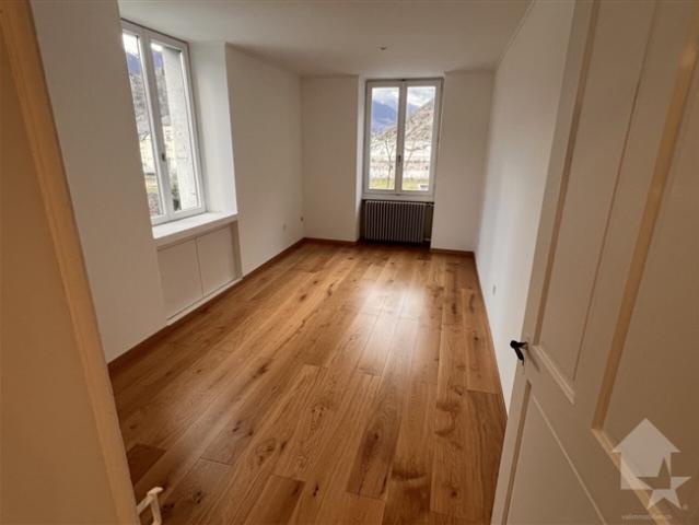Schöne 2,5 Zimmer Wohnung, komplett renoviert mit einer Garagenbox