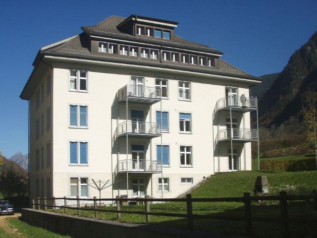 Schöne 2.5 Zimmer Estrich Wohnung im Glarnerland