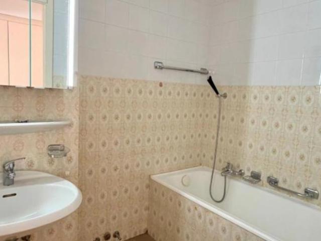 Schöne 2.5 Zimmerwohnung mit Seesicht zum Renovieren