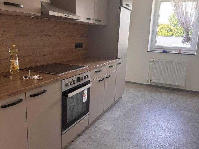 Schöne 2 Zi Wohnung mit Balkon