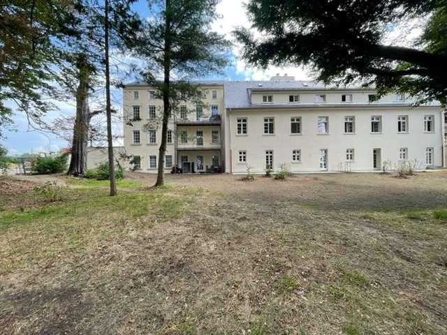 SCHÖNE 2 Zimmerwohnung mit Vinyl, Einbauküche und Terrasse mit Gartenzugang