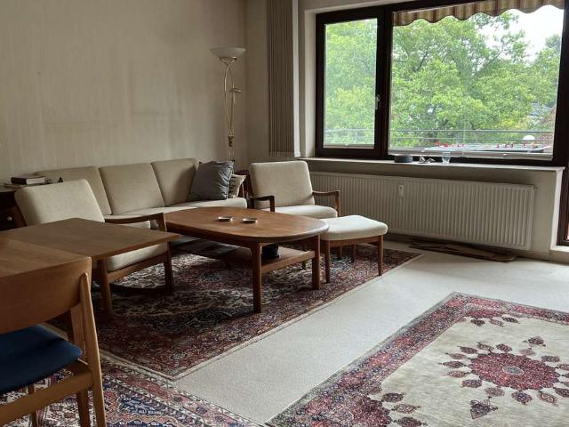 Schöne 2 Zimmerwohnung mit Balkon, Fahrstuhl und TG Platz