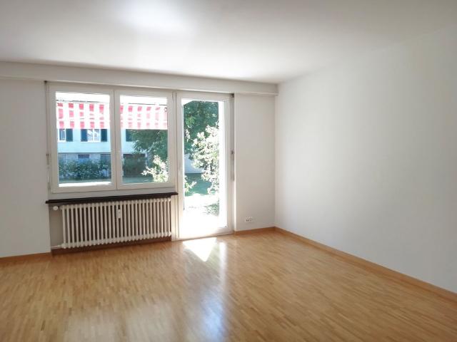 Schöne 2 Zimmerwohnung mit grosser Terrasse Nähe Dorfzentrum und Bahnhof.