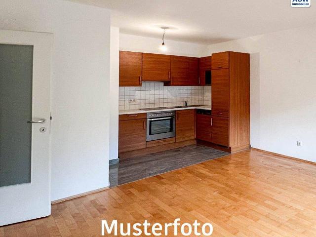 Schöne 2 Zimmerwohnung mit Loggia in einem zentral gelegenen Wohnhaus befristet vermietet mit Potential