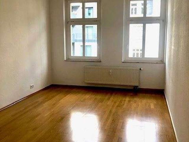 Schöne 2 Zimmerwohnung mit Parkett, Balkon, Wanne und Dusche in beliebter Lage!