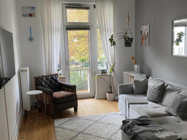 Schöne 2 Zimmer Altbauwohnung mit Balkon