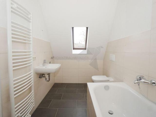 Schöne 2 Zimmer Dachgeschoss Wohnung mit Tageslichtbad am Schlobigpark