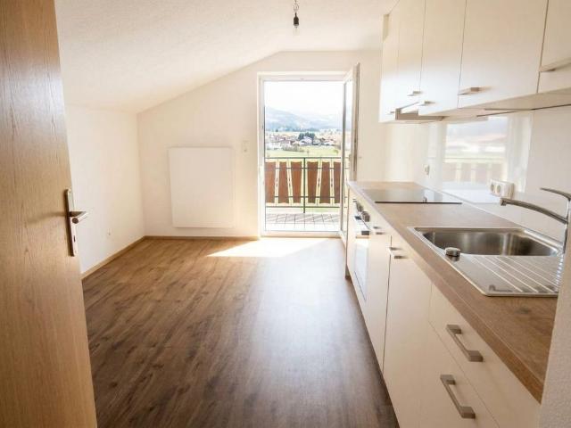 Schöne 2 Zimmer Dachgeschosswohnung mit Süd Balkon und See Fernblick!