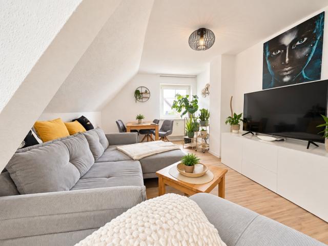 schöne 2 Zimmer DG Wohnung, frei ab 01.12