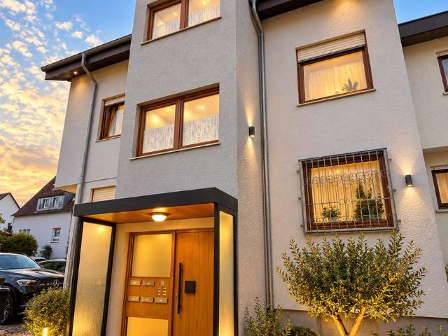 Schöne 2 Zimmer Erdgeschosswohnung mit großer Terrasse, Garten und zwei Stellplätzen