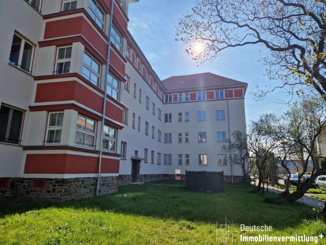 Schöne 2 Zimmer Wohnung + Balkon + Parkett