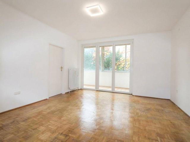 Schöne 2 Zimmer Wohnung im Hochparterre mit ca. 15 m² großen Loggia beim Kurpark