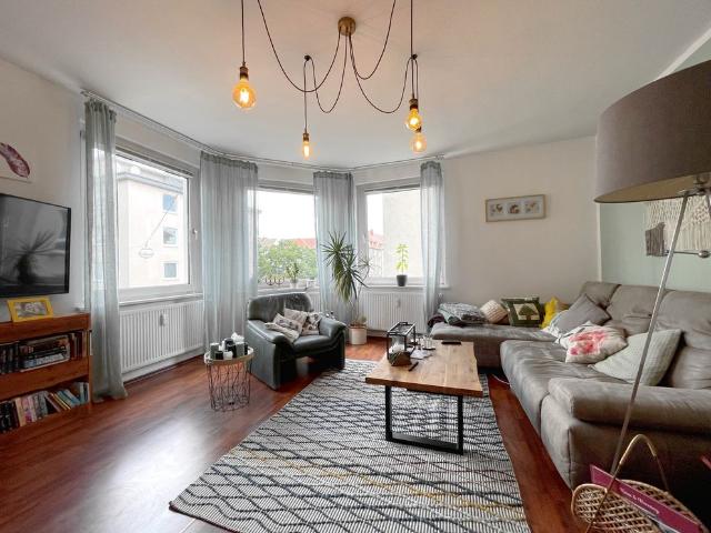 Schöne 2 Zimmer Wohnung mit großzügigen + hellen Räumen in bevorzugter Lage